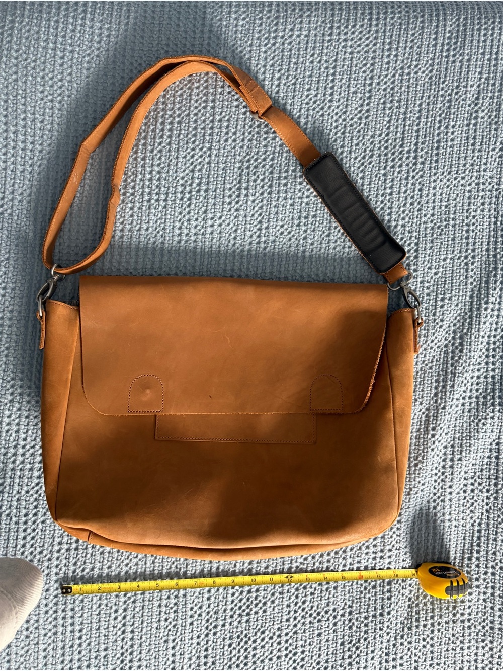 Duluth Trading Co Tan Leather Messenger Bag with Black Shoulder Pad